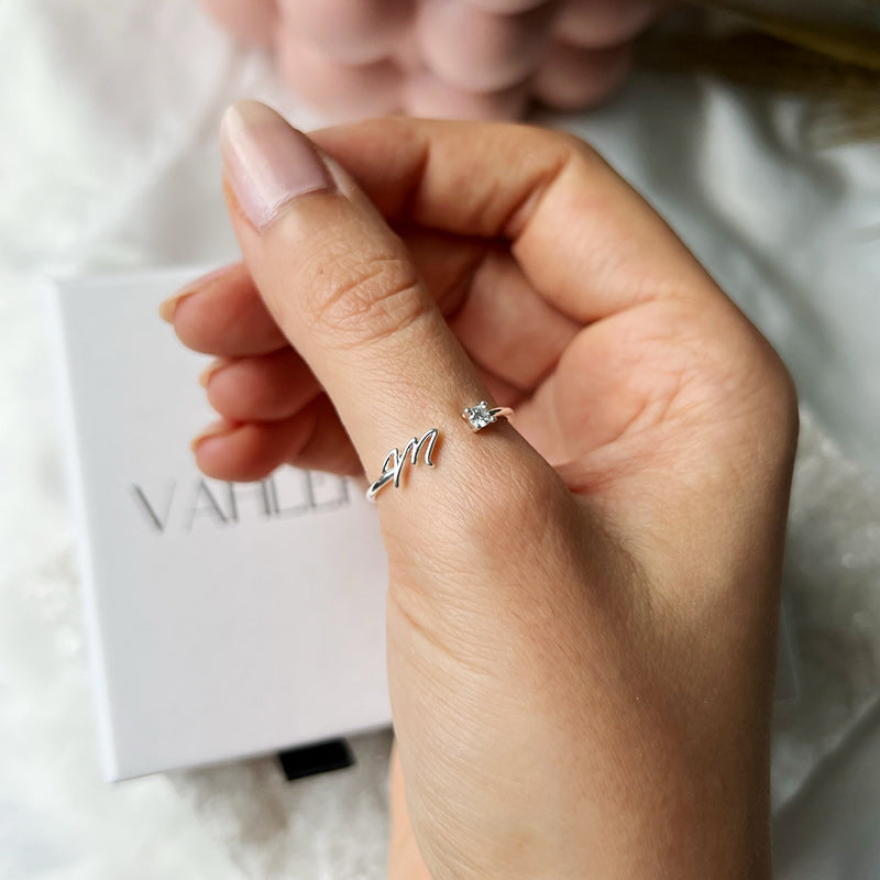 Valentia – Ring mit Buchstabe und funkelndem Zirkonia